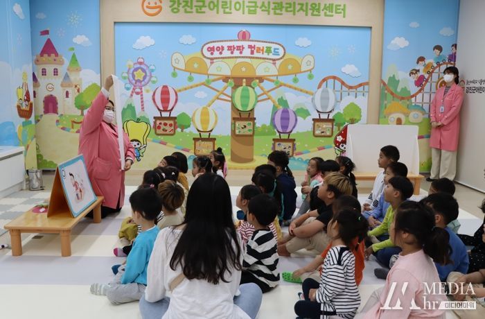 알록달록 영양랜드 체험관에서 어린이들이 교육을 받고 있다.