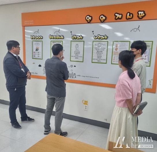 천안시 관계자들이 노인 무료 급식시설 운영실태 점검을 하고 있다.