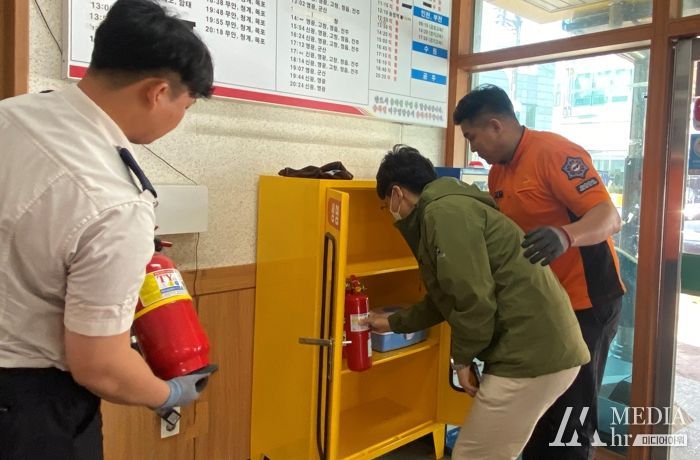 함평군과 소방서 관계자들이 생명보관함을 설치하고 있다