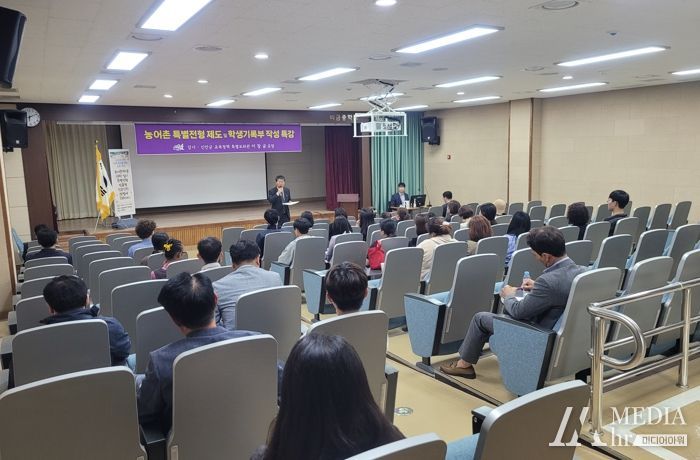24일 조병수 비금중학교장이 인사말을 하고 있다.