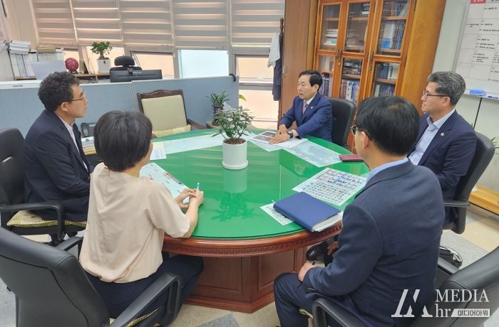 지난 24일 문화관광체육국장에게 사업을 설명하고 있다.