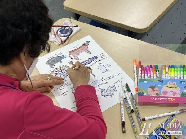 범물노인복지관에서 진행하는 ‘우리가 행복해지는 시간’ 이란 프로그램 참여자 모습