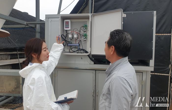 국립축산과학원 동물복지연구팀 임세진 연구사가 천안 오리 농가와 열 스트레스 저감 시설에 대해 이야기하고 있다.