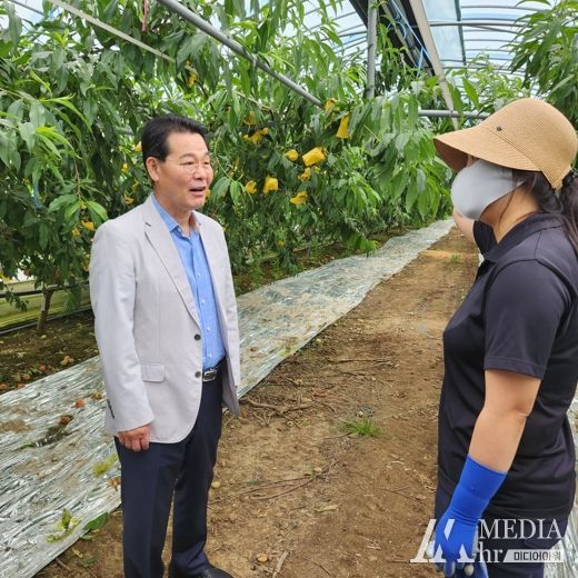 권익현 부안군수, 비닐하우스 복숭아 첫 출하 농가 방문 격려