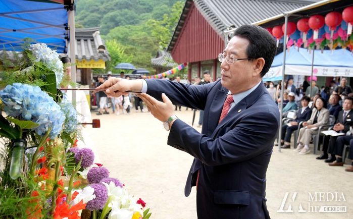 김영록 전남도지사가 27일 장성 백양사에서 열린 불기 2567년 부처님 오신날 봉축 법요식에서 관불의식(아기부처님을 목욕시키는 의식)을 하고 있다.