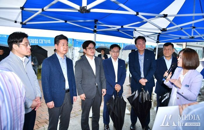 5월 27일 한창섭 행정안전부 차관이 김병수 김포시장과 제7회 김포 아라마린페스티벌 현장에 방문해 이금미 김포시청 관광진흥과장으로부터 아라마린페스티벌 개요와 안전관리 방안을 브리핑 받고 있다.