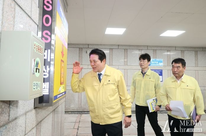 최대호 안양시장을 비롯한 관계 공무원들은 지난 5일 관양동 우편집중국 앞 대피시설을 방문해 점검했다