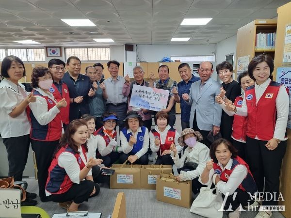 한국자유총연맹 명륜동위원회, 나라 사랑 태극기 달기 운동 및 보훈대상자 성품 배부