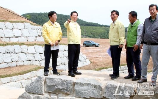 김영록 전라남도지사가 24일 보성군 회천면 산사태 취약지 관리실태를 점검하고 비상상황 발생 시 인명피해가 발생하지 않도록 체계적인 대응태세 구축을 당부하고 있다.
