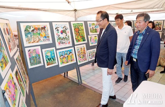 강병삼 제주시장, 6.25 전쟁 73주년 기념 사진전시회 방문