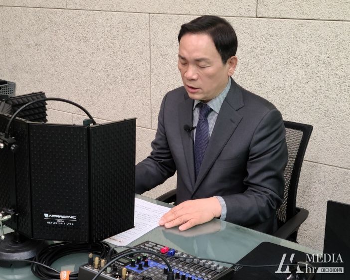 청렴방송을 녹음하는 조성명 강남구청장