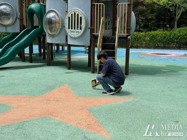용인특례시가 지난 19일부터 23일까지 아파트 놀이터 환경안전 관리기준 준수 여부에 대한 지도점검을 실시했다. 시 관계자가 시료를 채취하고 있다