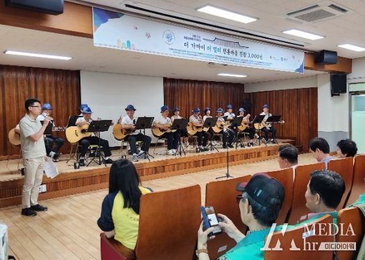 26일 진잠동 마을공동체 연대회의가 개최된 가운데, 기타 공연이 진행되고 있다.