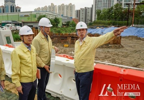 박홍률 목포시장이 장마철 집중호우를 대비해 인명피해가 우려되는 현장을 방문해 관계자들과 이야기를 나누고 있다.
