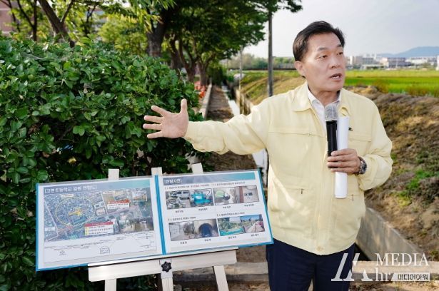 이재준 수원시장이 지난해 침수피해가 있었던 곳을 찾아가 대비 상황을 점검하고 있다.