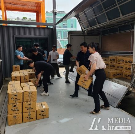 경기도친환경농업인연합회가 기부한 햇감자를 옮기고 있다.