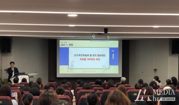 광명시 정신건강복지센터는 26일 광명시평생학습원 1층 강당에서 ‘공부하는 뇌, 성장하는 마음’을 주제로 대국민 공개강좌를 개최했다.