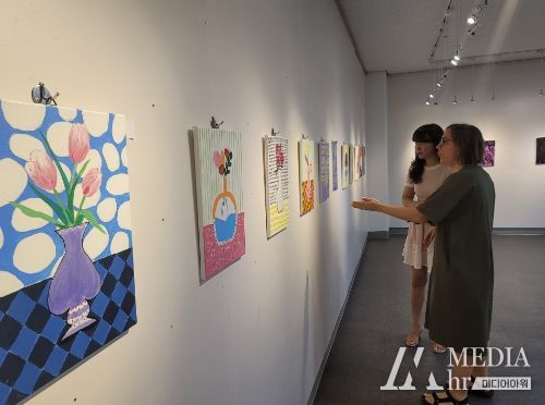 특별 작품전시회 작품을 감상하는 시민들 모습.