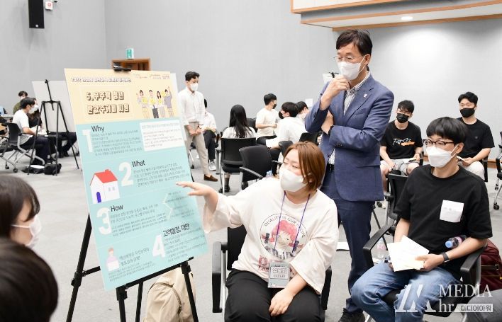 이민근 시장이 지난해 8월 27일 청년정책토론회에 참석해 청년들과 청년정책을 함께 논의하고 있다