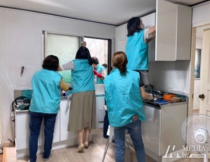 서대문구 홍제2동 지역사회복장협의체 위원들의 대청소