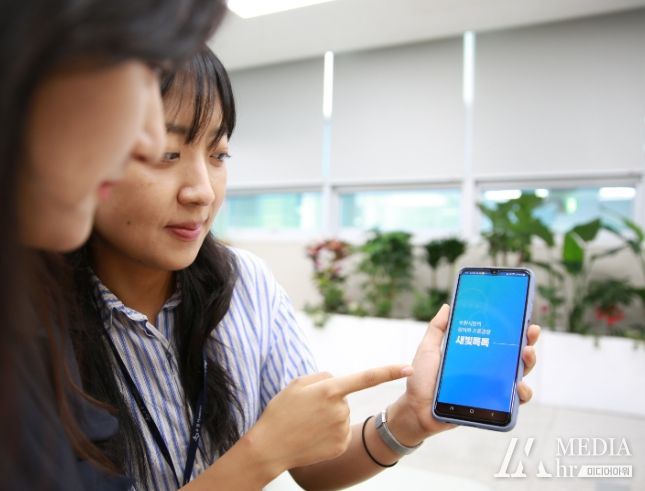 장안구 공무원이 구청을 방문한 시민에게 ‘새빛톡톡’ 앱 활용법을 설명하고 있다.