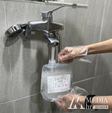 화순군보건소 관계자가 다중이용시설을 방문해 레지오넬라균 검체를 채취하는 모습