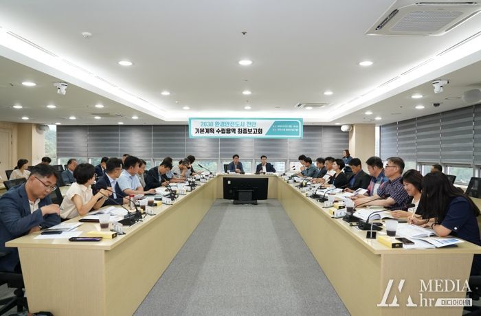 천안시가 지난 22일 시청 중회의실에서 기본계획 수립용역 최종보고회와 함께 시청사 내 다회용컵 사용 정착을 위해 ‘일회용컵 노(NO), 다회용컵 예스(YES) !’ 환경릴레이 캠페인을 진행하고 있다.