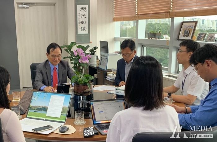 박상돈 천안시장과 지역 내 공유 개인형 이동장치 대여업체 대표진이 지난 22일 시청 시장실에서 간담회를 진행하고 있다.