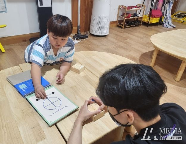 전통놀이 보드게임 하는 모습