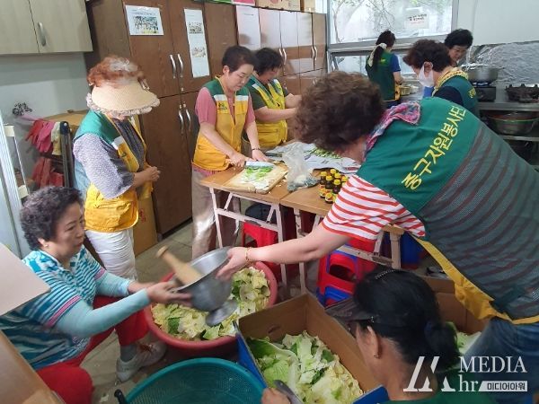 대전 중구 산성동 자원봉사협의회, 폭염 속 어르신들을 위한 밑반찬 전달