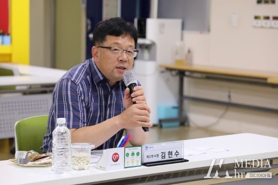 김현수 수원시 제1부시장이 23일 수원시자원봉사센터를 방문해 업무보고 자리에서 인사말을 하고 있다.