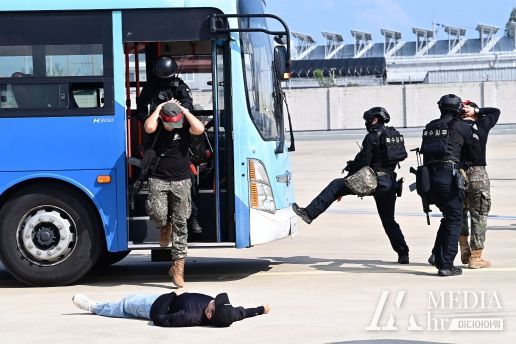 대구 동구청(구청장 윤석준)이 23일 2023년 을지연습 실제훈련으로 대구공항 계류장에서 민․관․군․경 유관기관 합동 ‘항공기 테러 및 화재 진압훈련’을 실시했다.