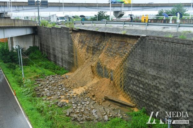 23일 운양용화사 교차로의 옹벽 일부가 유실되는 사고가 발생했다.