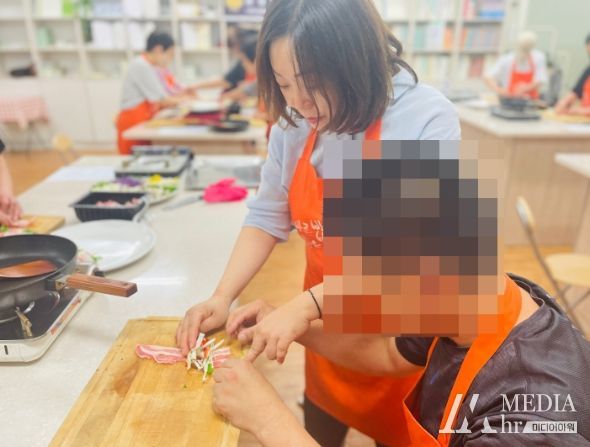 통합사례관리사와 함께 요리를 배워보는 ‘동행 요리교실’ 수업 모습