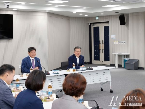 30일 구청 대회의실에서 보건복지부 염민섭 노인정책관 주재로 보건복지부, 유성구 노인 의료·돌봄 통합지원 사업 현장 간담회를 개최했다.