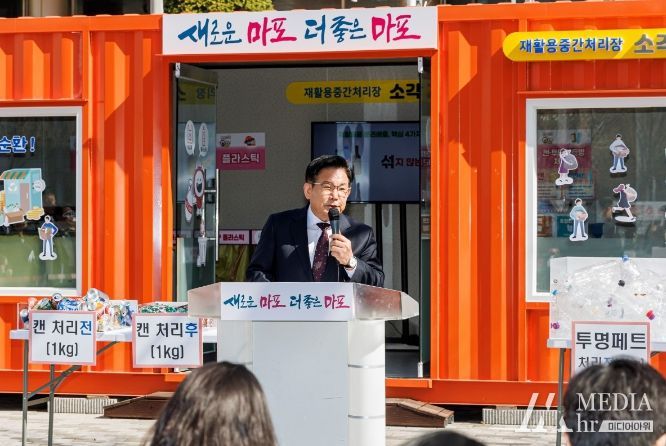 소각제로가게 앞에서 쓰레기 감량에 대해 기자설명회를 하는 박강수 마포구청장