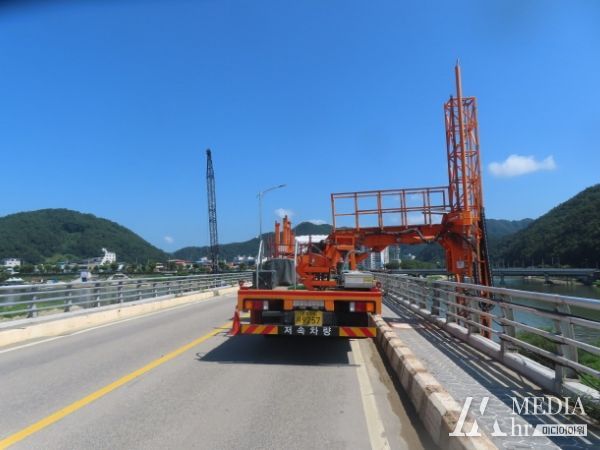 지난 8월, 화천대교 인도 확장부에 대한 안전검사가 진행되고 있다