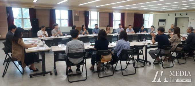 부천시는 지난 1일 장애인활동지원기관과 협력체계를 구축하고 발전방안을 모색하기 위한 간담회를 개최했다고 밝혔다.