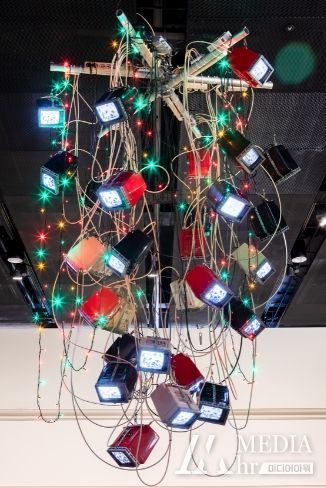 백남준, '비디오 샹들리에 No.1', 1998, 백남준아트센터 소장