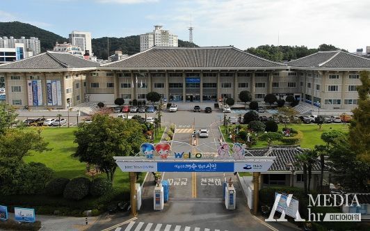 여수시는 올해 7월 1일 기준 개별공시지가 결정‧공시에 앞서 오는 4일부터 25일까지 ‘지가 열람 및 의견제출’ 기간을 운영한다.