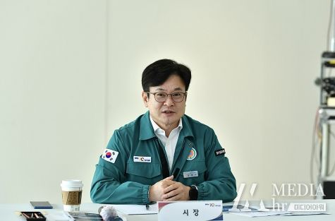 김병수 시장은 4일 애기봉평화생태공원에서 열린 ‘9월 현장 간부회의’ 중 애기봉 일대 관광인프라 연계방안 모색 및 모노레일 설치 등 접근성 개선에 주력해 운영 효율성을 높여야 한다고 강조했다.