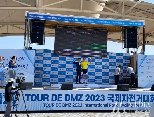 지난 1일 김포 아라마리나 문화광장에서 열린 ‘Tour De DMZ 2023 국제 자전거대회 1구간 시상식. 엄진섭 부시장이 시상자로 나섰다.