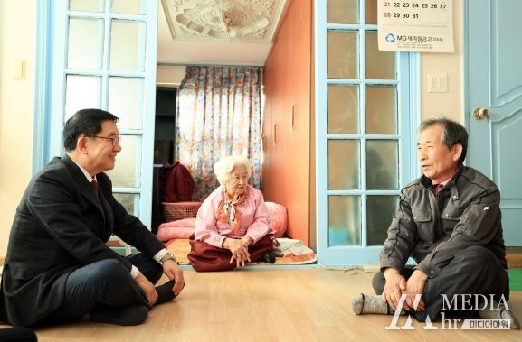 문헌일 구로구청장이 103세 장수 어르신과 가족에게 감사와 격려의 말을 전하고 있다.