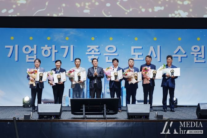 지난해 10월 열린 ‘제1회 수원시 기업인의 날’에 이재준 시장(왼쪽 4번째)이 제9회 수원시 중소 기업인 대상(大賞) 수상자들과 함께하고 있다.