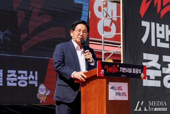 4월 27일 홍대 레드로드 R1,R2 기반시설 준공식이 개최돼 박강수 구청장이 시민에게 감사의 인사를 하고 있다.