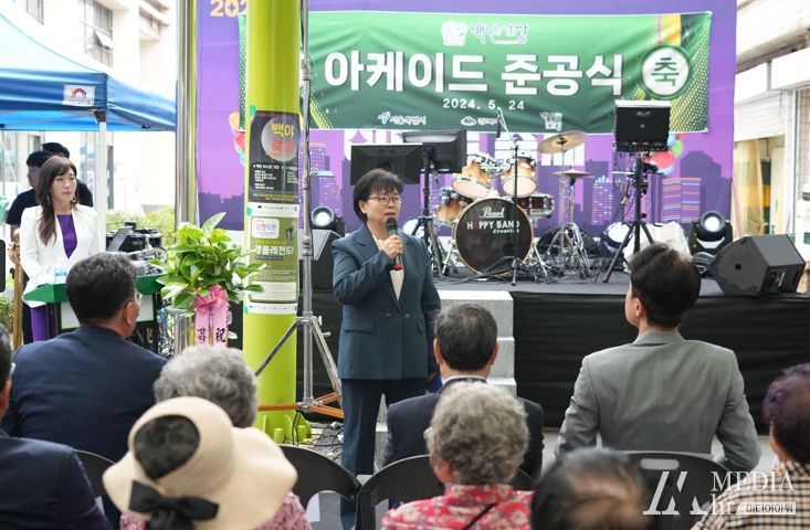 1. 지난 24일 이순희 강북구청장이 백년시장 아케이드 준공식에서 인사말을 하고 있다.
