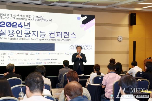 27일 대전컨벤션센터(DCC)에서 열린 2024년 실용인공지능 컨퍼런스에서 유성 데이터 기반 실증 리빙랩 특별세션에 앞서 정용래 유성구청장이 인사말을 하고 있다.