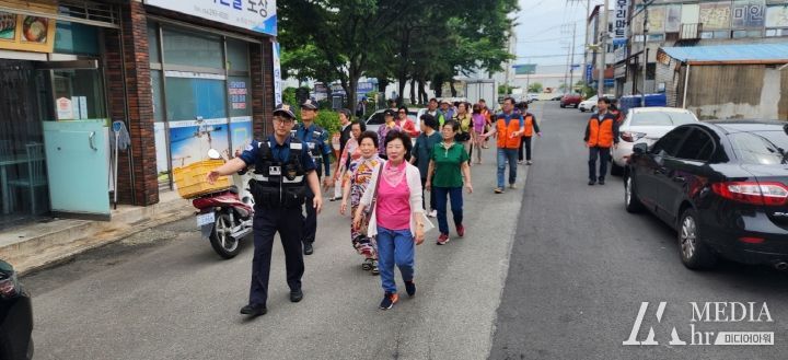 27일 실시한 도시 침수 가정 주민 신속대피 훈련. 사진2. 포항시가 장마 대응 시민 안전 총력 태세에 들어감에 따라 배수로 등 안전을 위한 시설 점검에 나서고 있다.