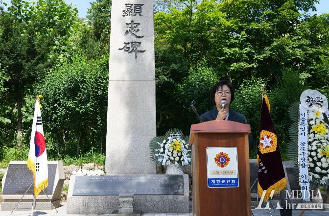 이순희 강북구청장이 27일 우이동 만남의광장에서 열린 6‧25참전유공자회 현충비 참배 행사에서 인사말을 전하고 있다.