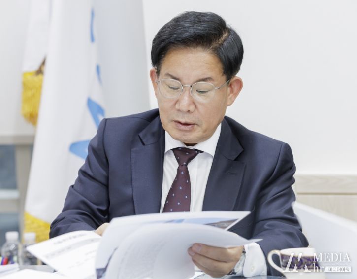 매일 오전 8시 20분 전날 접수된 모든 민원 현황을 살피는 것으로 하루를 시작하는 박강수 마포구청장